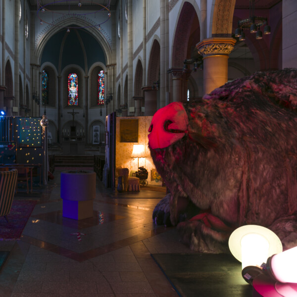 Im Innenraum der St.-Joseph-Kirche in Gelsenkirchen-Schalke stehen verschiedene Theaterrequisiten.