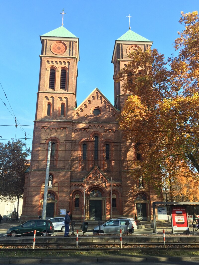 Die Fassade der St.-Joseph-Kirche wird an einem Herbsttag von der Sonne angestrahlt.