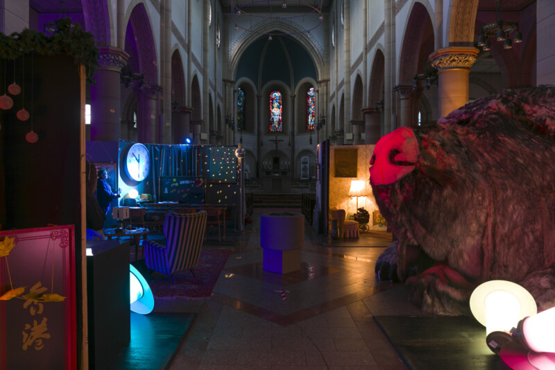 Im Innenraum der St.-Joseph-Kirche in Gelsenkirchen-Schalke stehen verschiedene Theaterrequisiten.