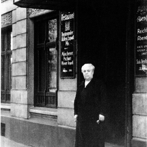 Henriette Thiemeyer steht vor dem Eingang zur Kaiserhalle.