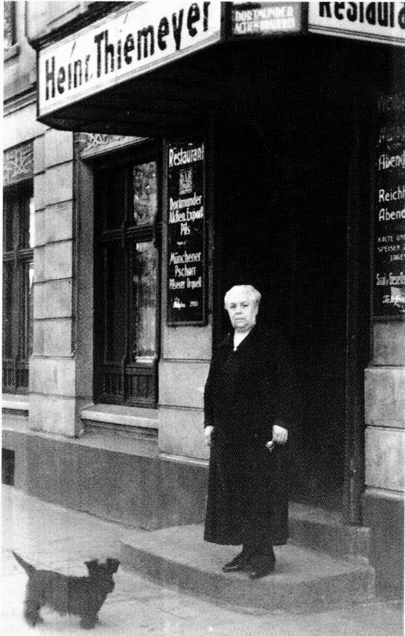 Henriette Thiemeyer steht vor dem Eingang zur Kaiserhalle.