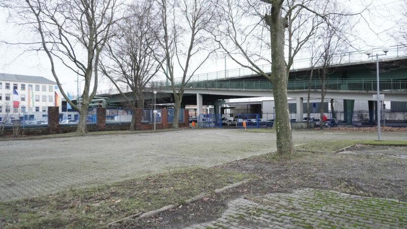 Der Schalker Markt ist nur noch ein leerer, unbelebter Parkplatz. Im Hintergrund ist die Berliner Brücke zu sehen.