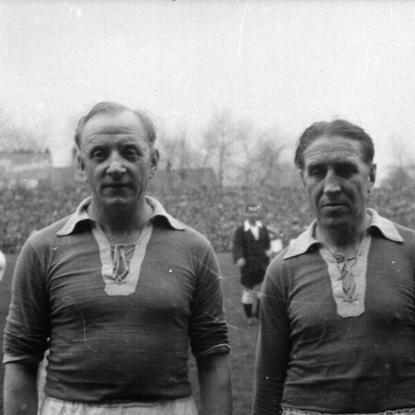Die sichtlich gealterten Fußballspieler Fritz Szepan und Ernst Kuzorra stehen bei ihrem Abschiedsspiel in der Kampfbahn Glückauf.
