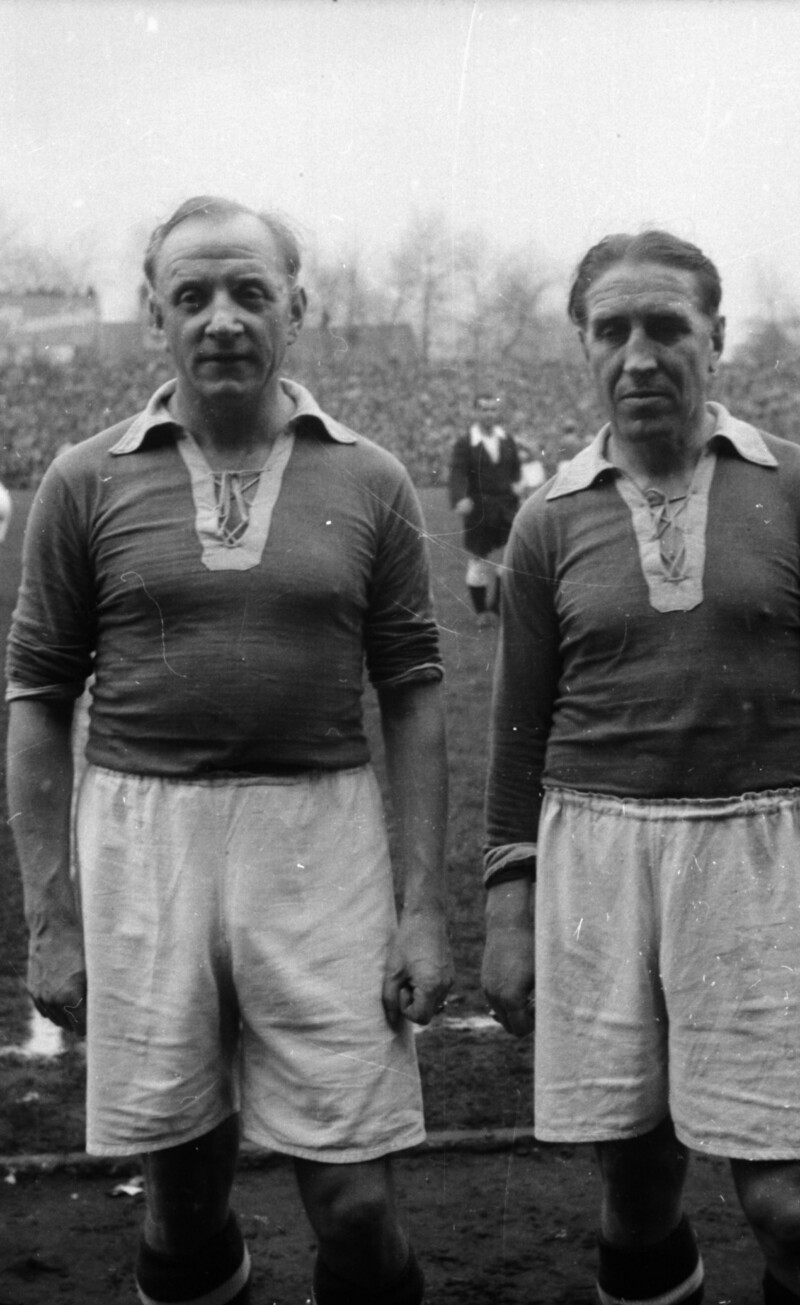 Die sichtlich gealterten Fußballspieler Fritz Szepan und Ernst Kuzorra stehen bei ihrem Abschiedsspiel in der Kampfbahn Glückauf.
