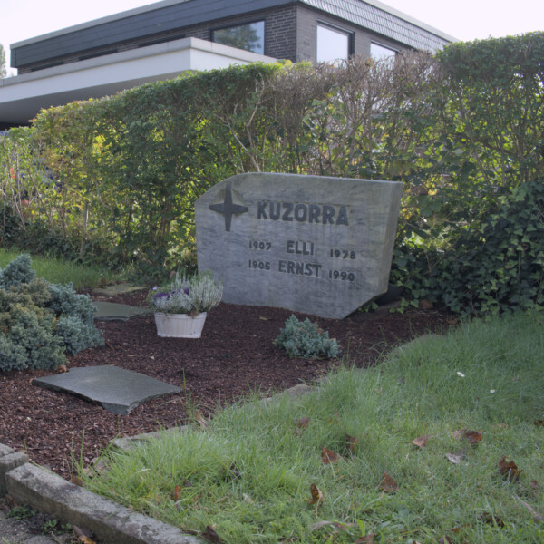Der Grabstein von Ernst Kuzorra und seiner Frau Elli auf dem Friedhof Rosenhügel in Schalke-Nord.