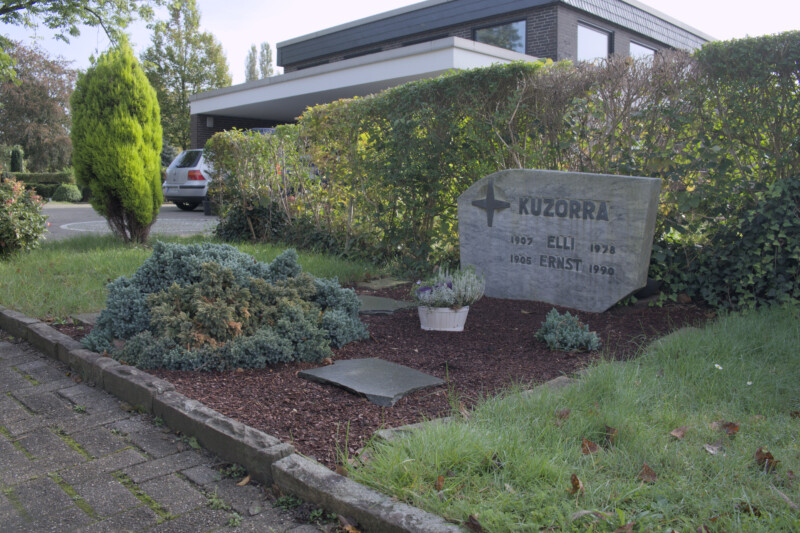 Der Grabstein von Ernst Kuzorra und seiner Frau Elli auf dem Friedhof Rosenhügel in Schalke-Nord.