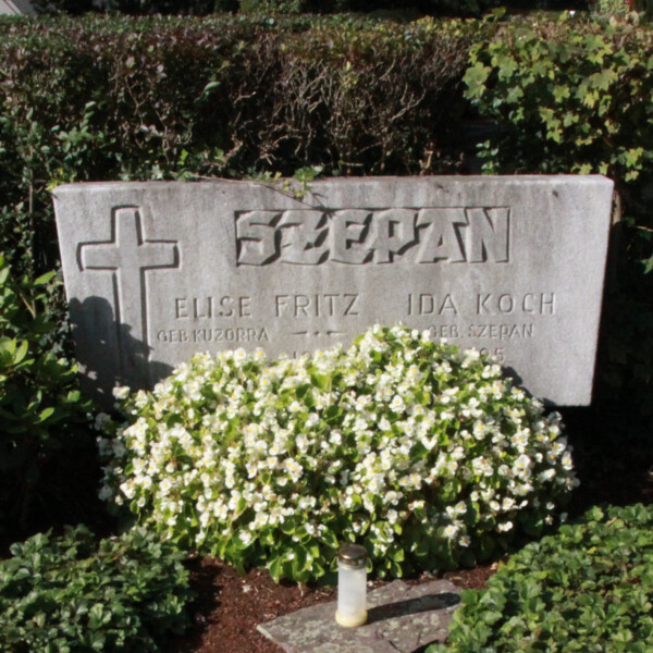 Der Grabstein von Fritz Szepan, seiner Frau Elise (geborene Kuzorra) und seiner Schwester Ida auf dem Friedhof Rosenhügel in Schalke-Nord.