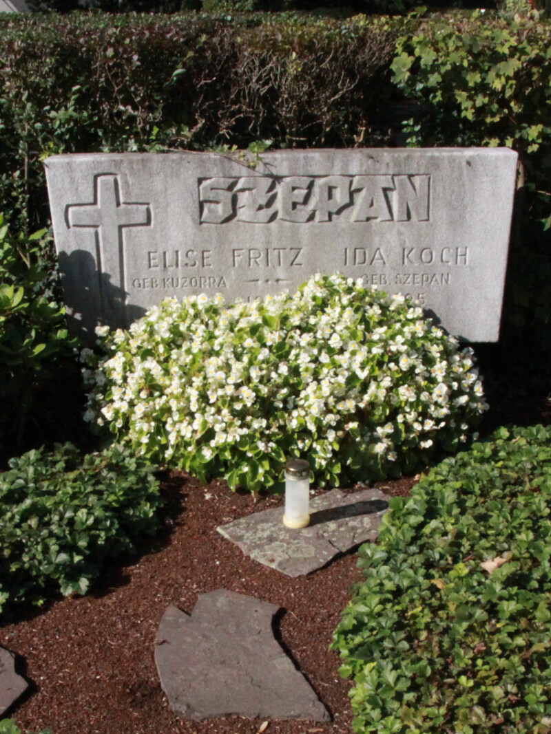Der Grabstein von Fritz Szepan, seiner Frau Elise (geborene Kuzorra) und seiner Schwester Ida auf dem Friedhof Rosenhügel in Schalke-Nord.