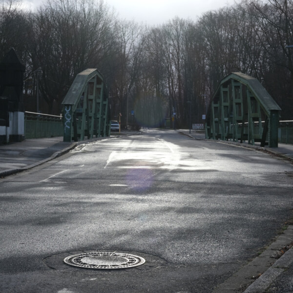 Die Sutumer Brücke liegt im Sonnenlicht.