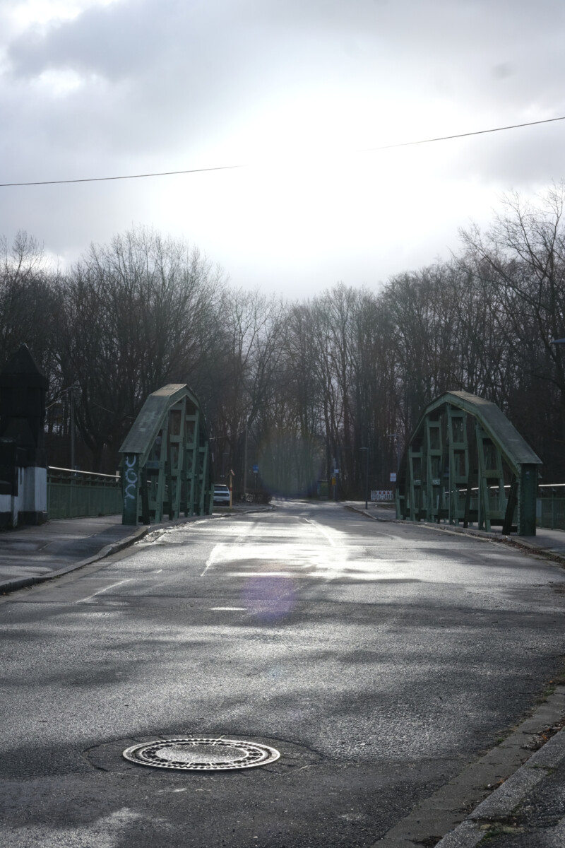 Die Sutumer Brücke liegt im Sonnenlicht.