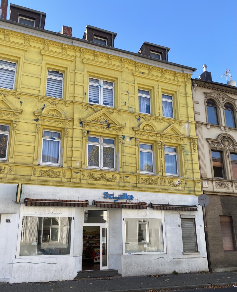 Die beiden oberen Etagen der Engelsburg im Stadtteil Schalke sind gelb gestrichen. Sie ist übersät von Würfen mit Farbbeuteln übersät mit blauen Flecken.