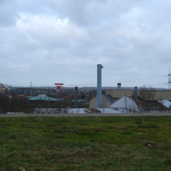 Blick von der Spitze der Pyramide in Schalke über Gelsenkirchen. Am Horizont ist die Arena auf Schalke zu erkennen.