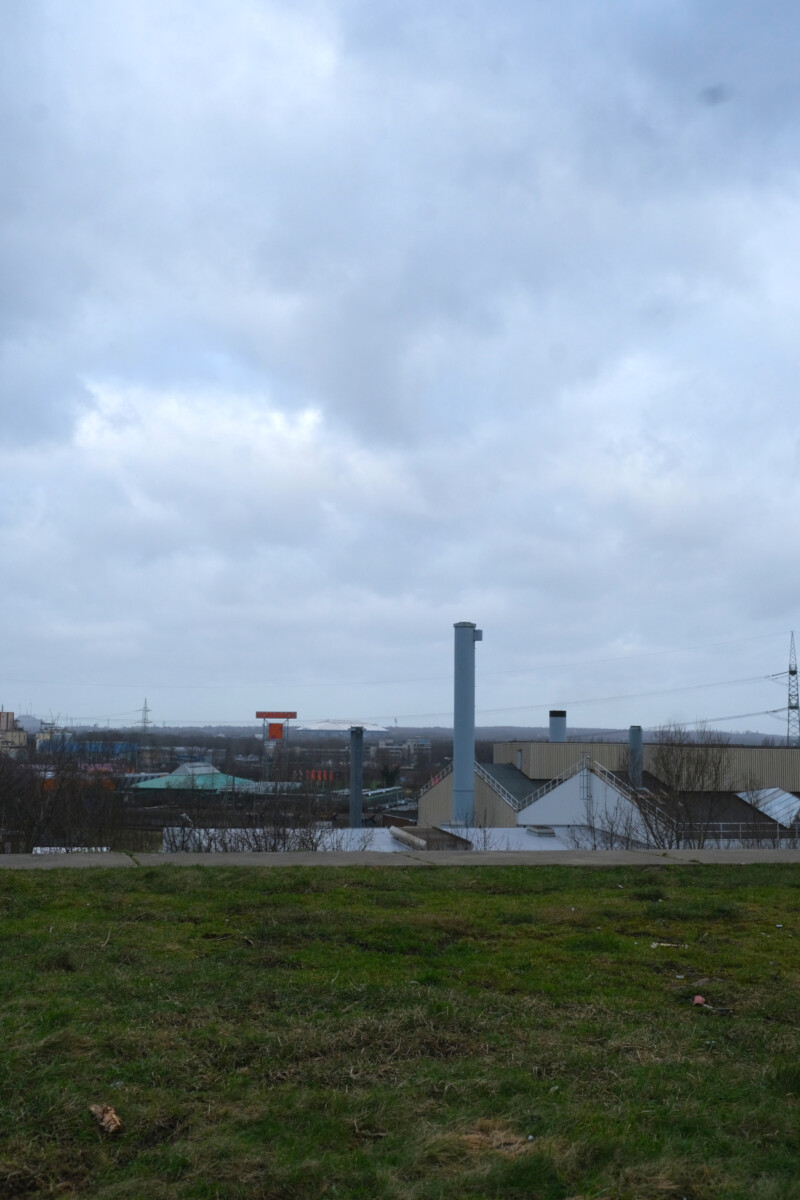 Blick von der Spitze der Pyramide in Schalke über Gelsenkirchen. Am Horizont ist die Arena auf Schalke zu erkennen.