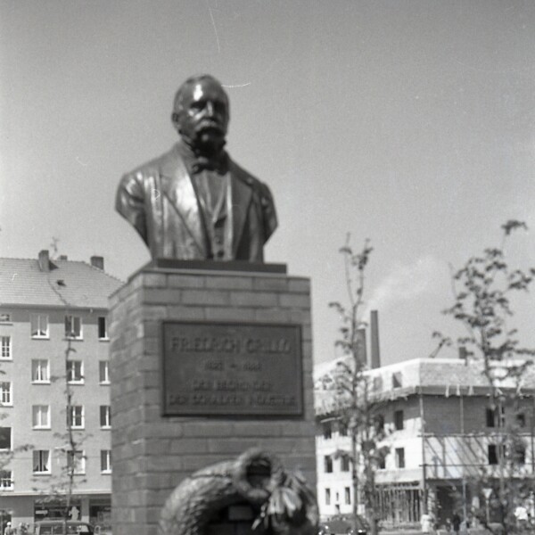 Die Büste von Friedrich Grillo am Grilloplatz. Am Sockel ist eine Plakette angebracht mit der Aufschrift "Der Gründer der Schalker Industrie".