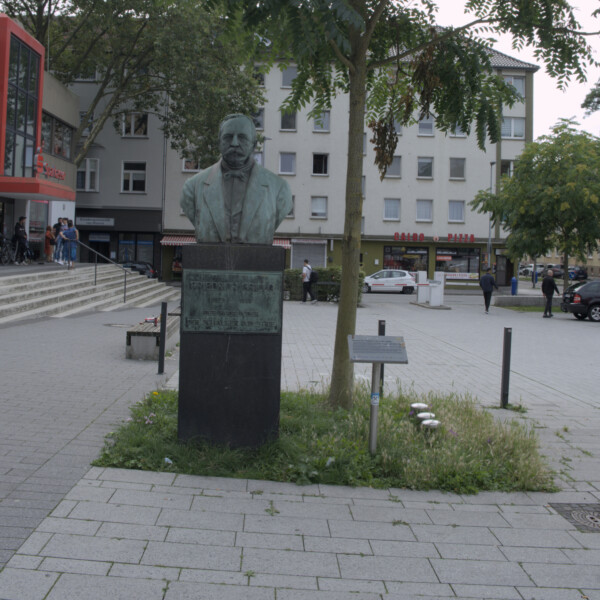 Die Grillobüste steht am heutigen Grilloplatz.