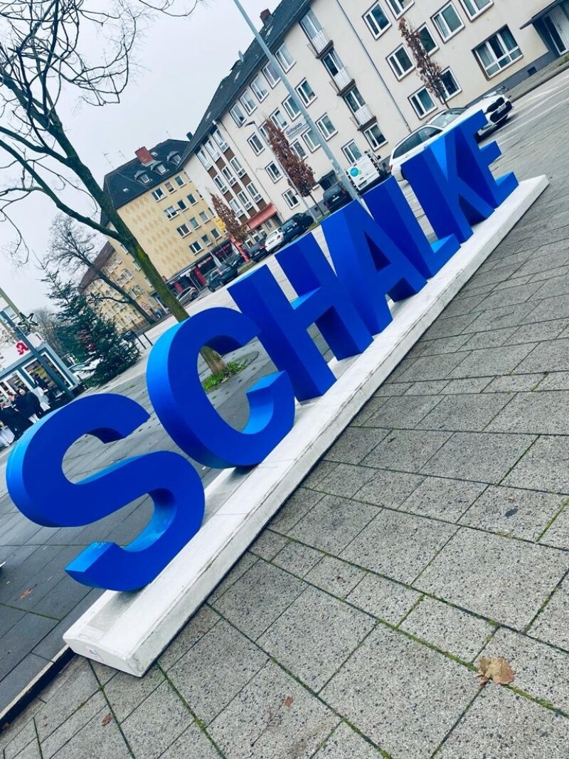 Ein Schalke-Schriftzug aus blauen Lettern steht auf dem Grilloplatz in Schalke. Das Objekt wurde aus Beton gegossen.