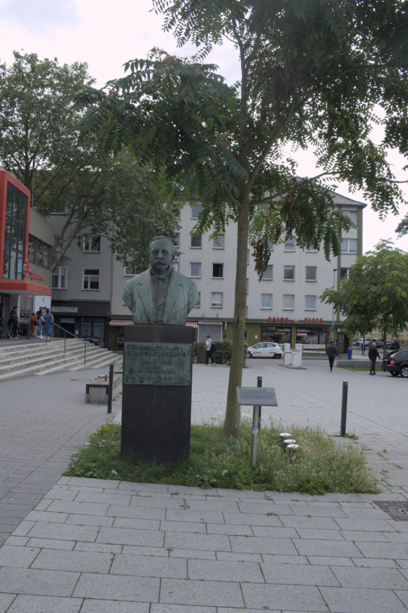 Die Grillobüste steht am heutigen Grilloplatz.