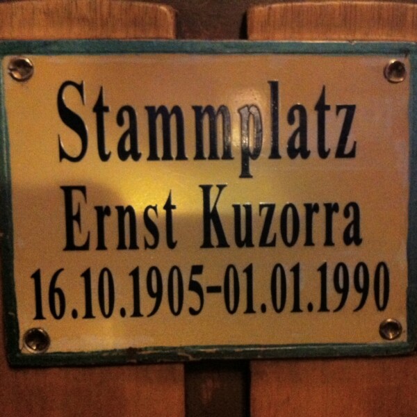 Eine goldene Plakette trägt die Aufschrift "Stammplatz Ernst Kuzorra 16.10.1905-01.01.1990".