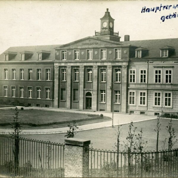 Ein dreigeschossiges Verwaltungsgebäude. Der Eingangsbereich ist mit sechs Säulen ausgestattet. Auf dem Dach befindet sich eine kleine Turmuhr. Über dem Gebäude ist handschriftlich "Hauptverwaltungsgebäude Consolidation" vermerkt.