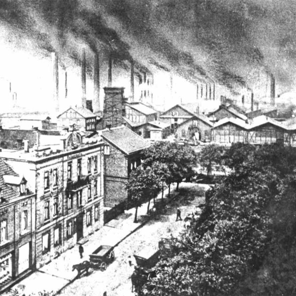 Eine Straße mit Wohn- und Geschäftshäusern am Schalker Markt liegt vor der Zeche Consolidation 1/6. Im Hintergrund steigt schwarzer Rauch aus einem guten Dutzend Schornsteinen auf.