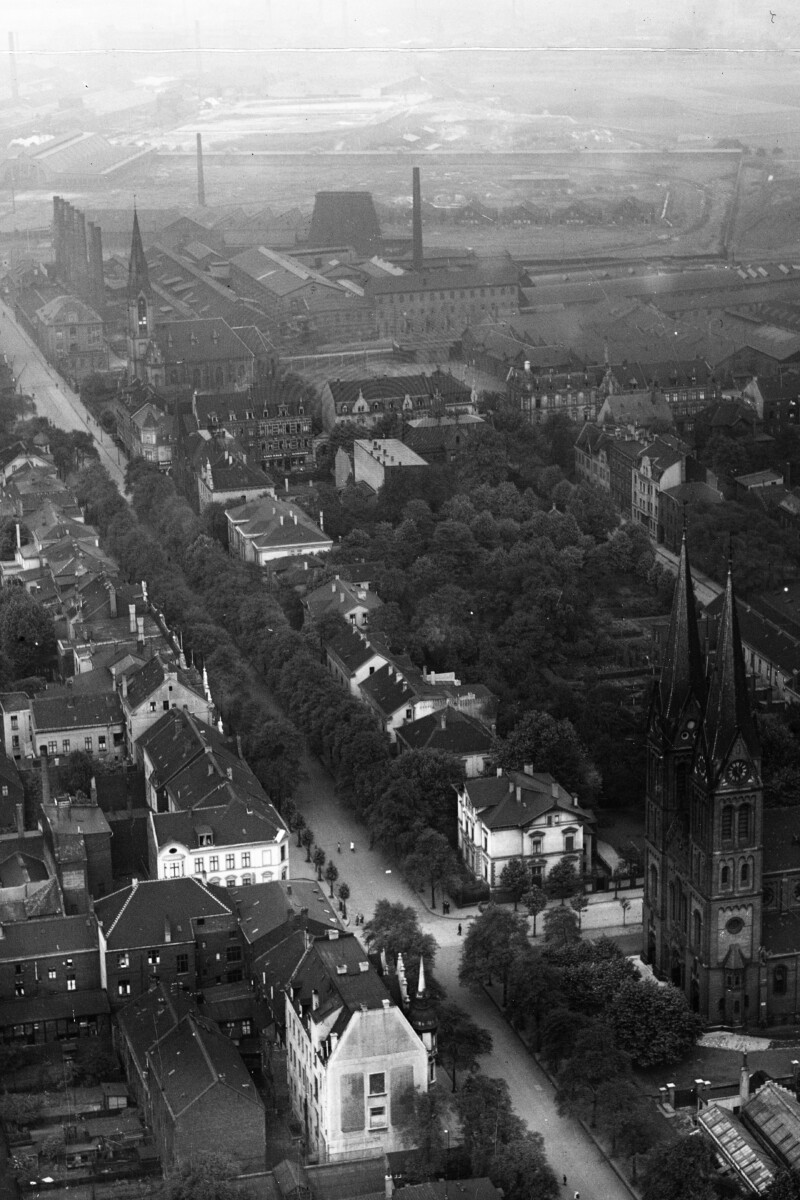 Luftaufnahme des nördlichen Teils der Kaiserstraße. Er ist eingerahmt von der St.-Joseph-Kirche und der Friedenskirche am Schalker Markt. Zwischen den beiden Kirchen stehen links und rechts der Straße große Stadtvillen.