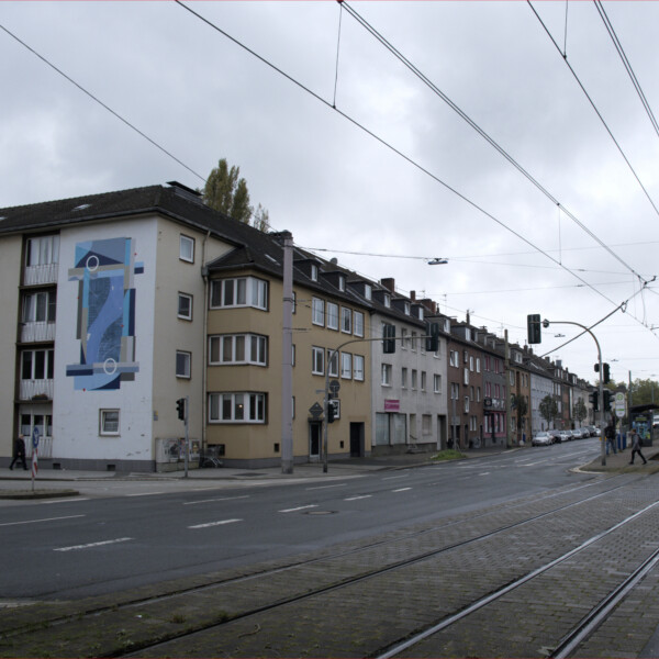 Straßenbahnschienen führen im Stadtteil Schalke an der Kurt-Schumacher-Straße an mehrgeschossigen Wohnhäuser der 1960er-Jahre vorbei.