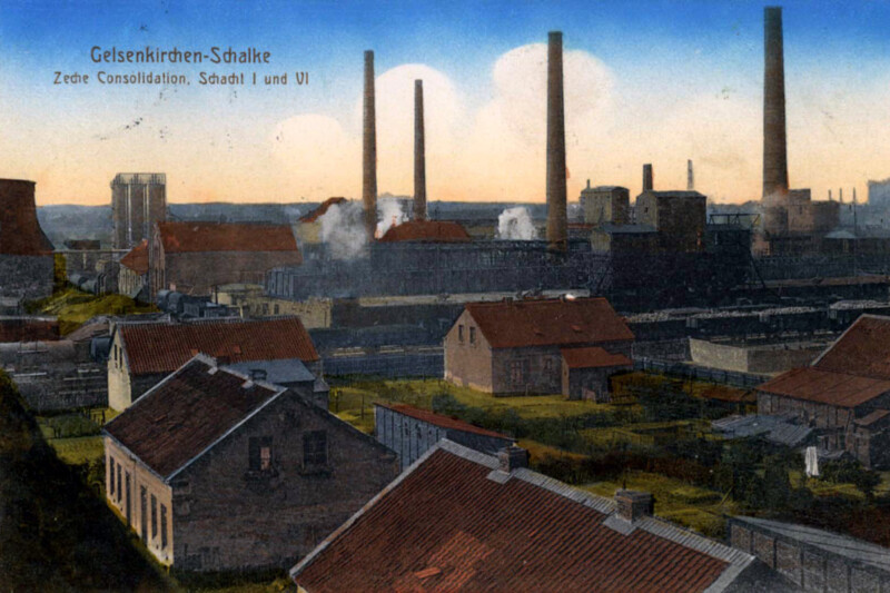 Einfache Wohnhäusern stehen direkt vor einem Zechengelände. In der oberen rechten Ecke der Postkarte steht: "Gelsenkirchen-Schalke, Zeche Consolidation, Schacht 1 und 6."