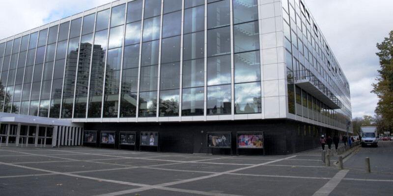 Vorderansicht des Musiktheaters im Revier mit blick auf die Seitenansicht. Auch dort dominiert Glas als Baumittel.