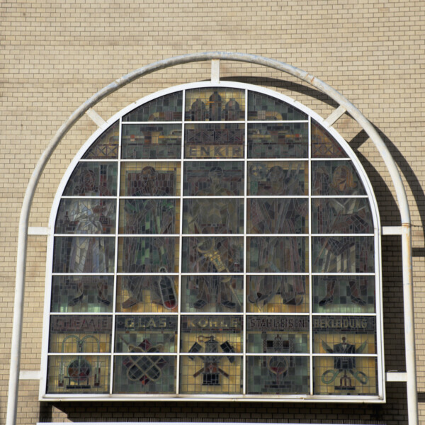 Das alte Bahnhofsfenster hängt an der Fassade eines Geschäftshauses in der Gelsenkirchener Altstadt.
