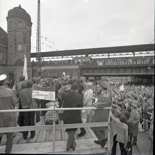Auf dem Platz vor dem Gelsenkirchener Hauptbahnhof und auf der Eisenbahnbrücke stehen Menschen dicht an dicht.