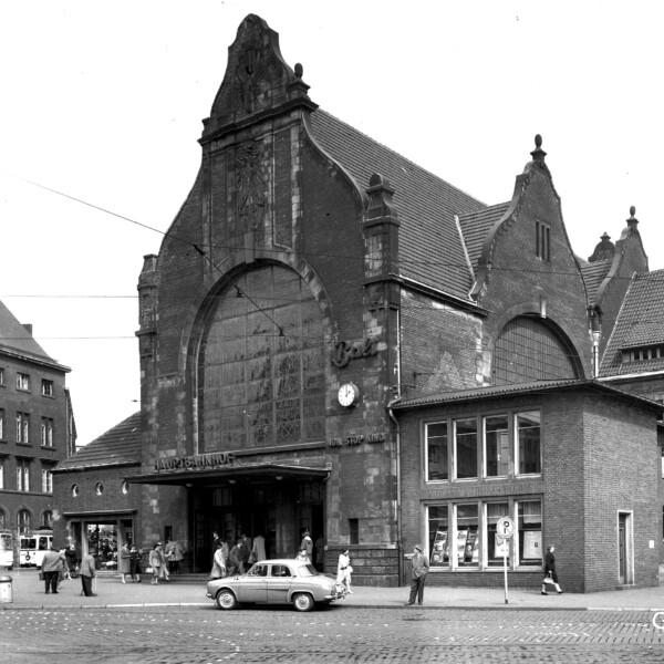 Ansicht des Vordereingang des alten Bahnhofs in Gelsenkirchen in den 1970er Jahren. Die Jugendstilfassade sieht leicht heruntergekommen aus.