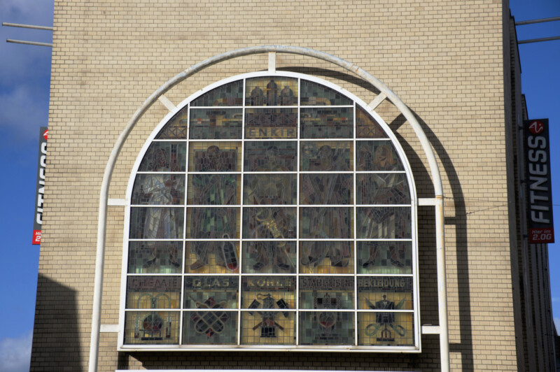Das alte Bahnhofsfenster hängt an der Fassade eines Geschäftshauses in der Gelsenkirchener Altstadt.