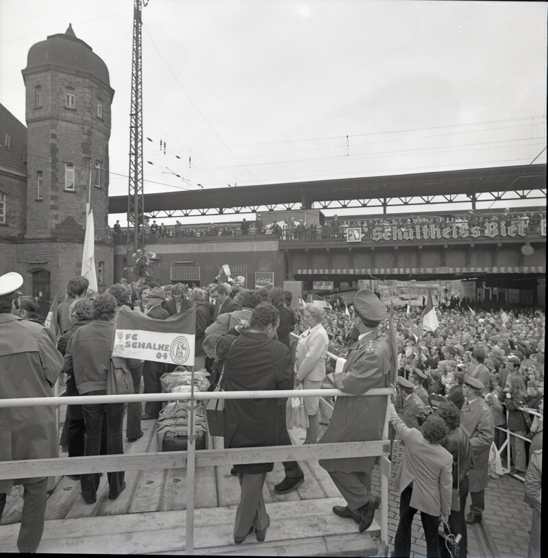Auf dem Platz vor dem Gelsenkirchener Hauptbahnhof und auf der Eisenbahnbrücke stehen Menschen dicht an dicht.