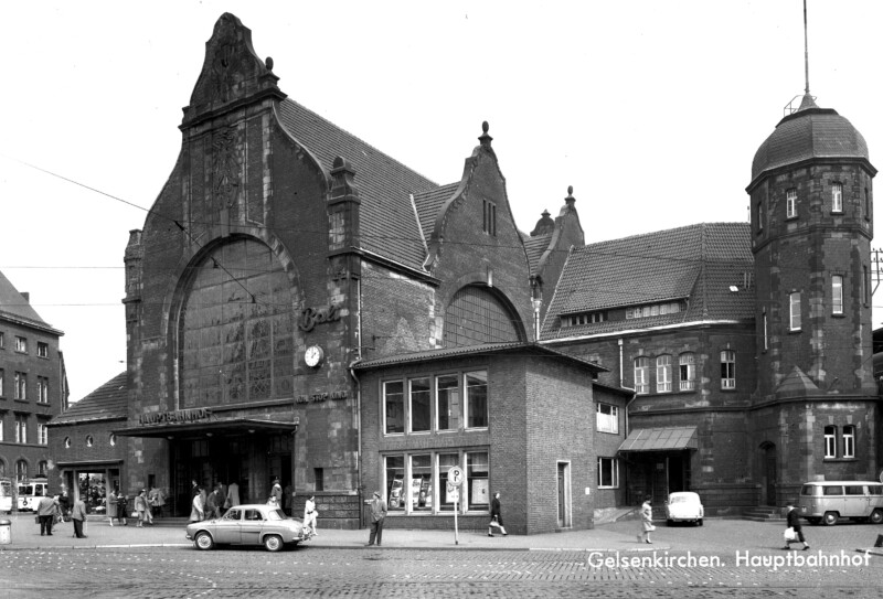 Ansicht des Vordereingang des alten Bahnhofs in Gelsenkirchen in den 1970er Jahren. Die Jugendstilfassade sieht leicht heruntergekommen aus.
