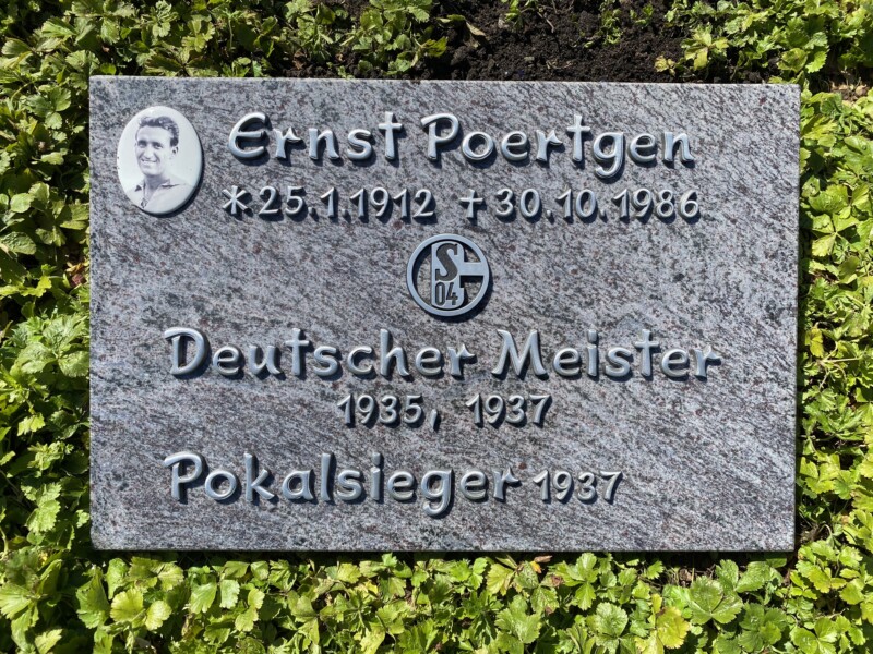 Der Grabstein von Ernst Poertgen ist mit einem Logo des FC Schalke 04 versehen. Außerdem wird darauf hingewiesen, dass Poertgen mit den Schalkern zwei Mal Deutscher Meister und ein Mal Pokalsieger wurde.