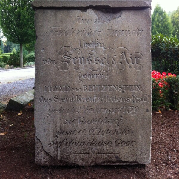 Der Grabstein der Gräfin Frederika Augusta von Seyssel d'Aix.