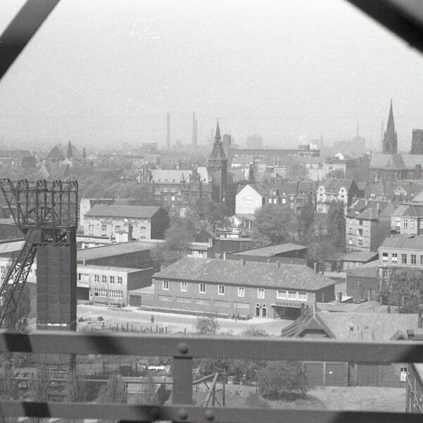 Blick vom Fördergerüst von Schacht 1 der Zeche Hibernia. Der Blick reicht bis zur Gelsenkirchener Altstadt mit dem alten Rathaus am Machensplatz.
