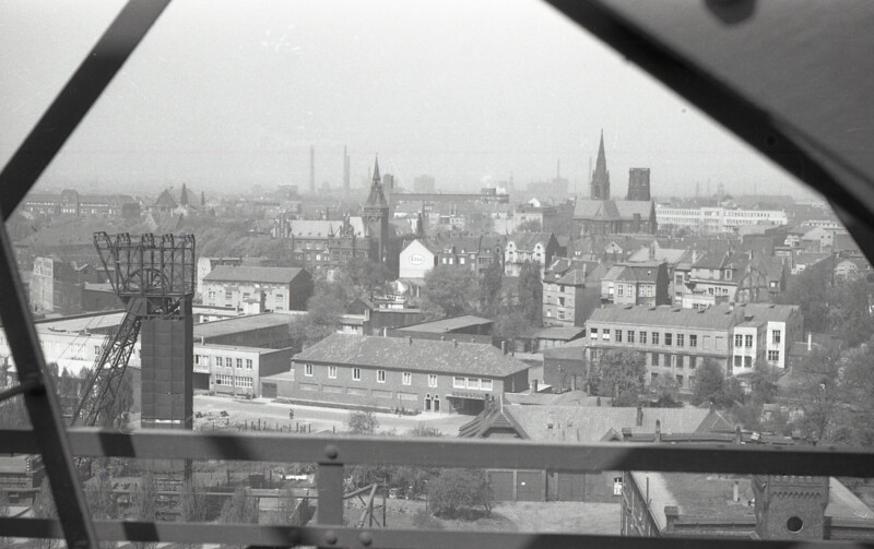 Blick vom Fördergerüst von Schacht 1 der Zeche Hibernia. Der Blick reicht bis zur Gelsenkirchener Altstadt mit dem alten Rathaus am Machensplatz.