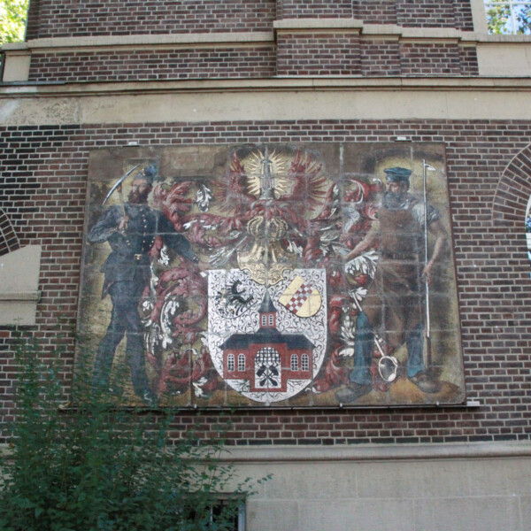 Das alte Wappen der Stadt Gelsenkirchen hängt an einer Wand der Gertrud-Bäumer-Realschule in Gelsenkirchen.