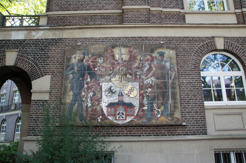 Das alte Wappen der Stadt Gelsenkirchen hängt an einer Wand der Gertrud-Bäumer-Realschule in Gelsenkirchen.